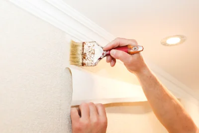 Pose de papier peint à Bérat — revêtements muraux et toiles de verre